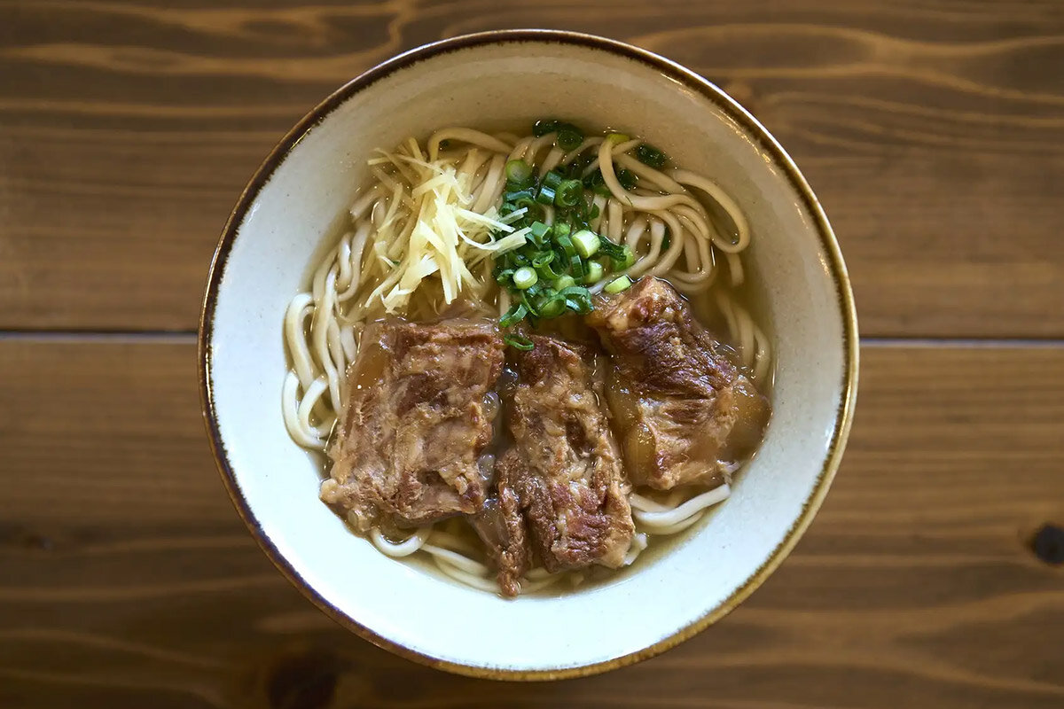 すば処あじぐくるの「なんこつソーキそば」（1,451円・税込）