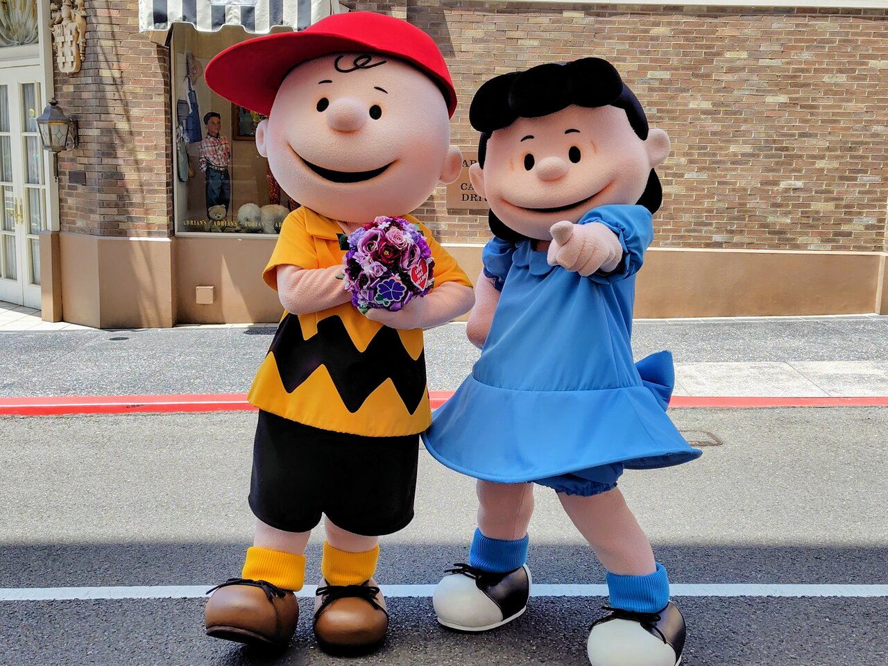 花束を持ったピーナッツの仲間たちがかわいい「サンクス・ラブ・グリーティング」（５月７日、USJ）
