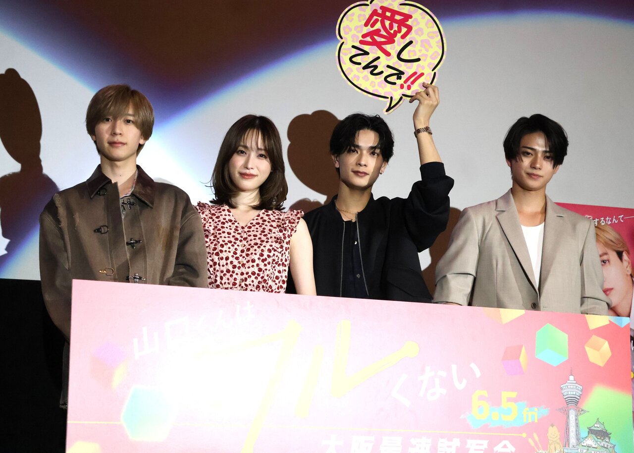 （左から）永岡蓮王さん、髙橋ひかるさん、高橋恭平さん、岩瀬洋志さん（５月７日、大阪市北区）
