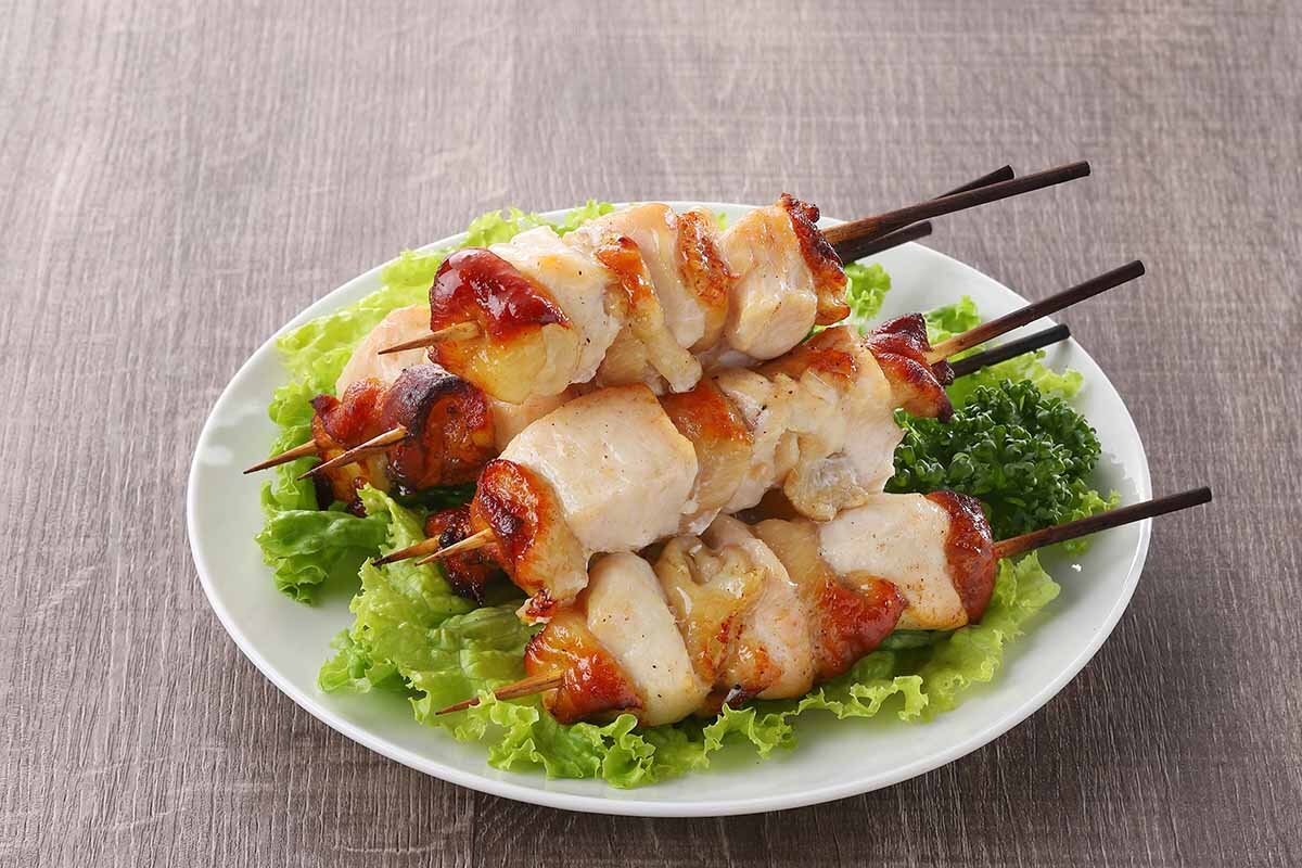 うま味が引き立つうえリーズナブルな「名物串焼」