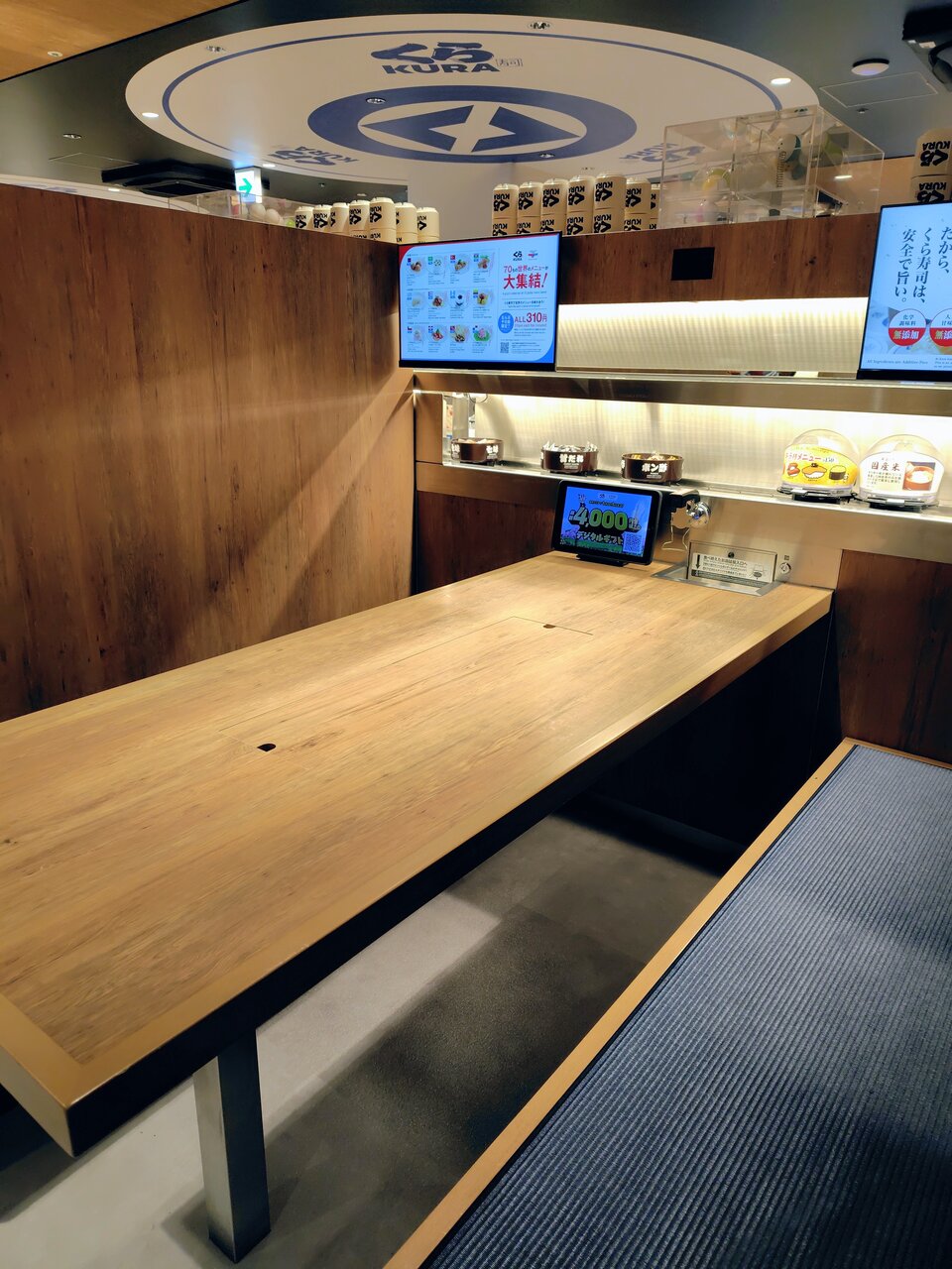 和を意識したテーブルやイスも移設（５月13日、大阪市中央区）