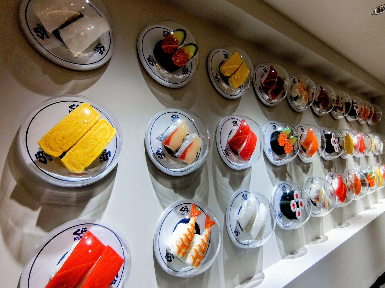 待合スペースに設置された「抗菌寿司カバーとお寿司」のオブジェ（５月13日、大阪市中央区）
