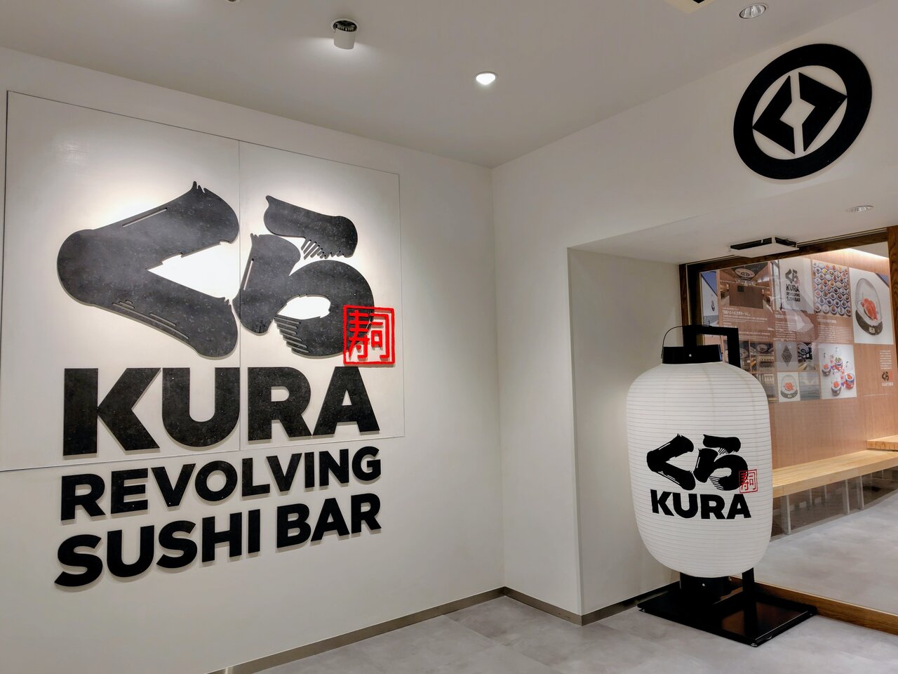 万博店を再現した新店舗「くら寿司 メモリアル店 なんば千日前」（５月13日、大阪市中央区）