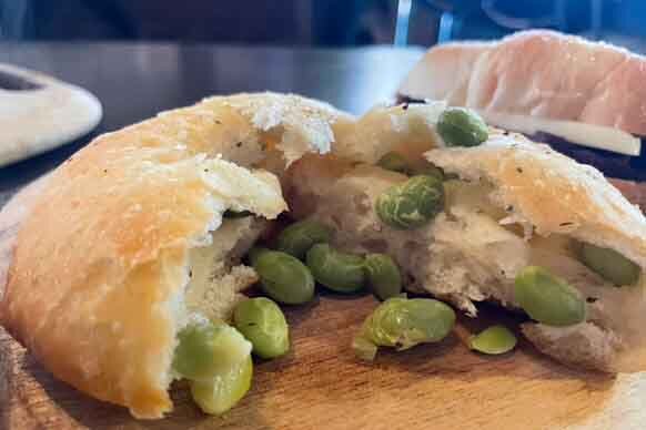 「今日も今日とてフォカッチャ」の看板商品「こぼれ枝豆フォカッチャ」（320円）