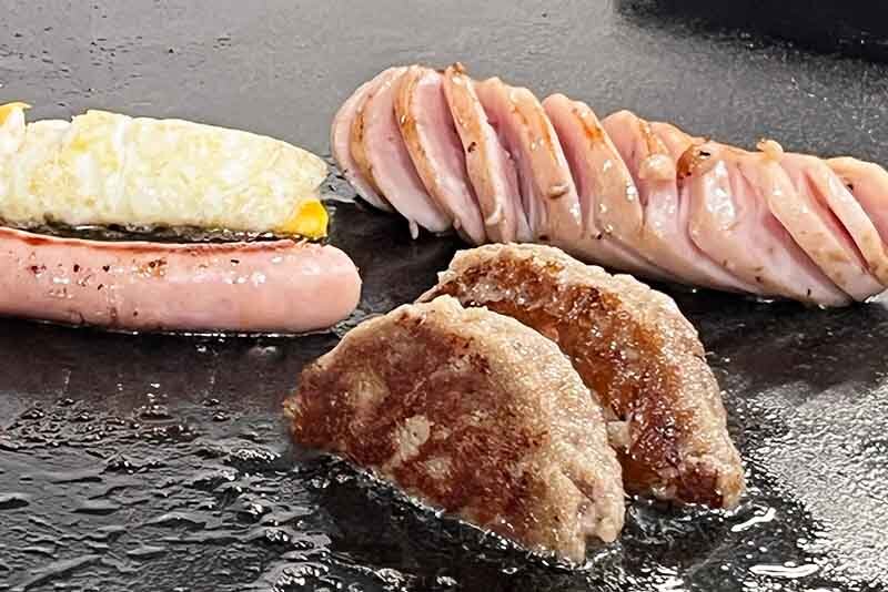 毎朝ひきたてを届けてもらってお肉の旨味と甘みを最大限に引き出したひき肉を使った、肉あふれる手作りハンバーグ