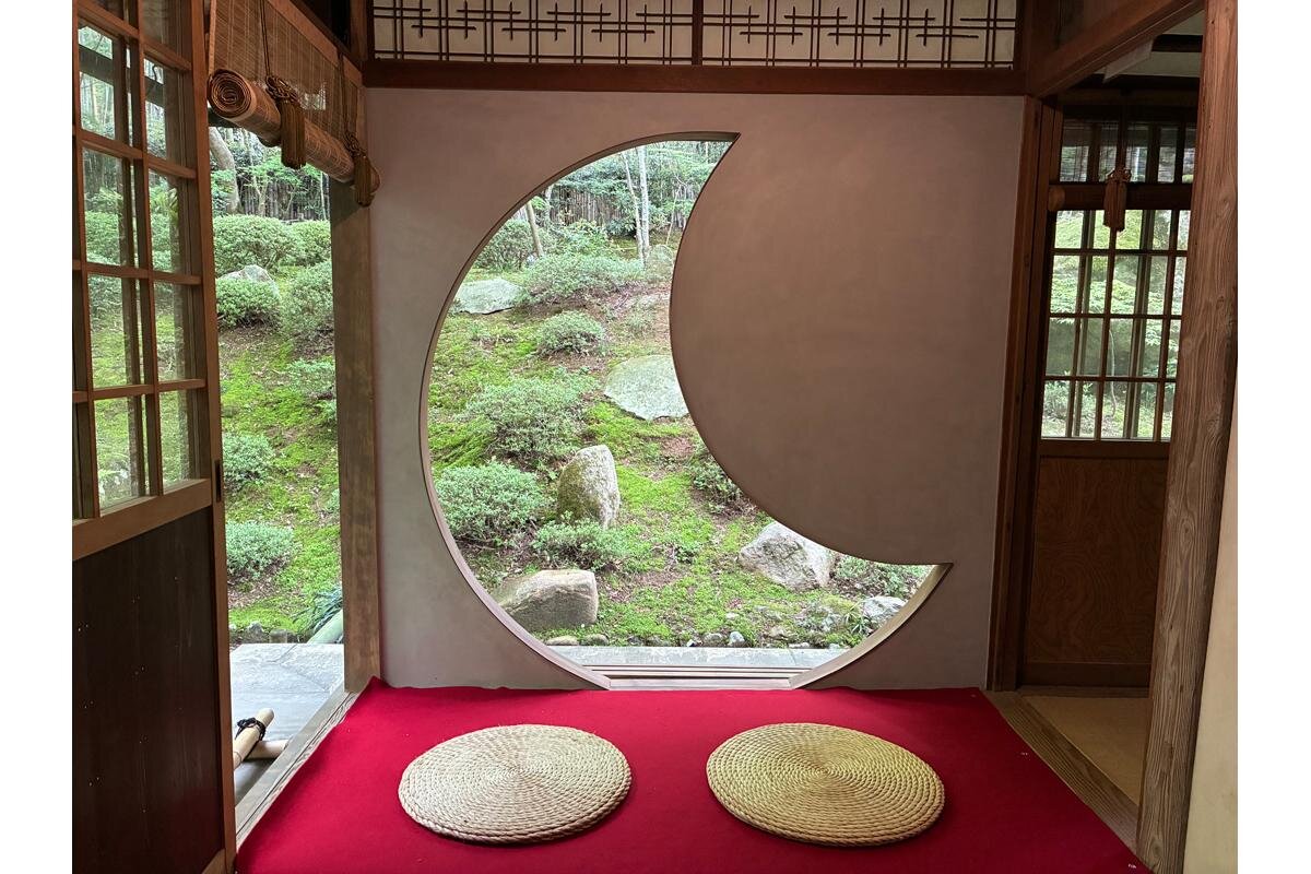 三日月窓「教林坊」（滋賀県近江八幡市）