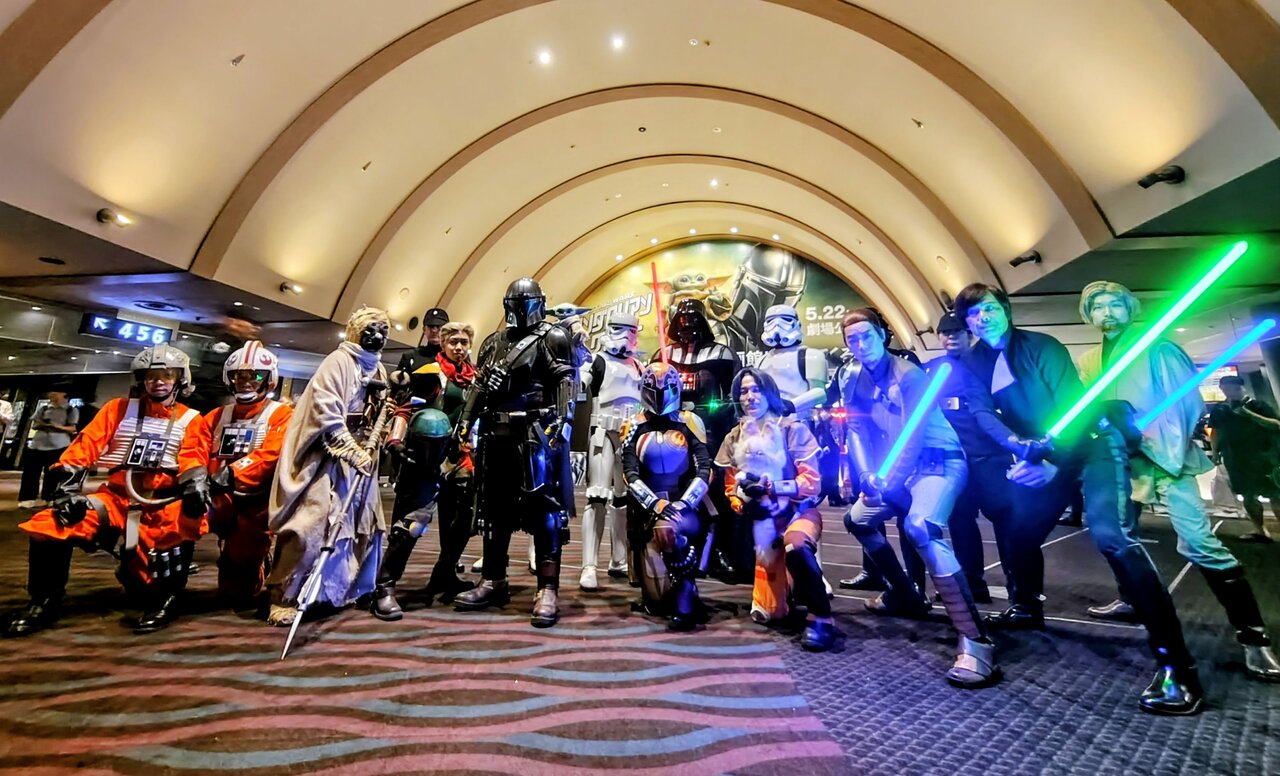 『スター・ウォーズ』のコスプレに身を包んだファンで埋まる劇場ロビー（５月21日、大阪市北区）