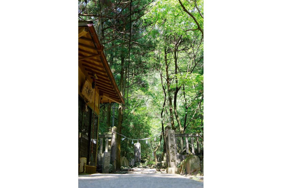 神聖な雰囲気「犬鳴山総門」（大阪府泉佐野市）