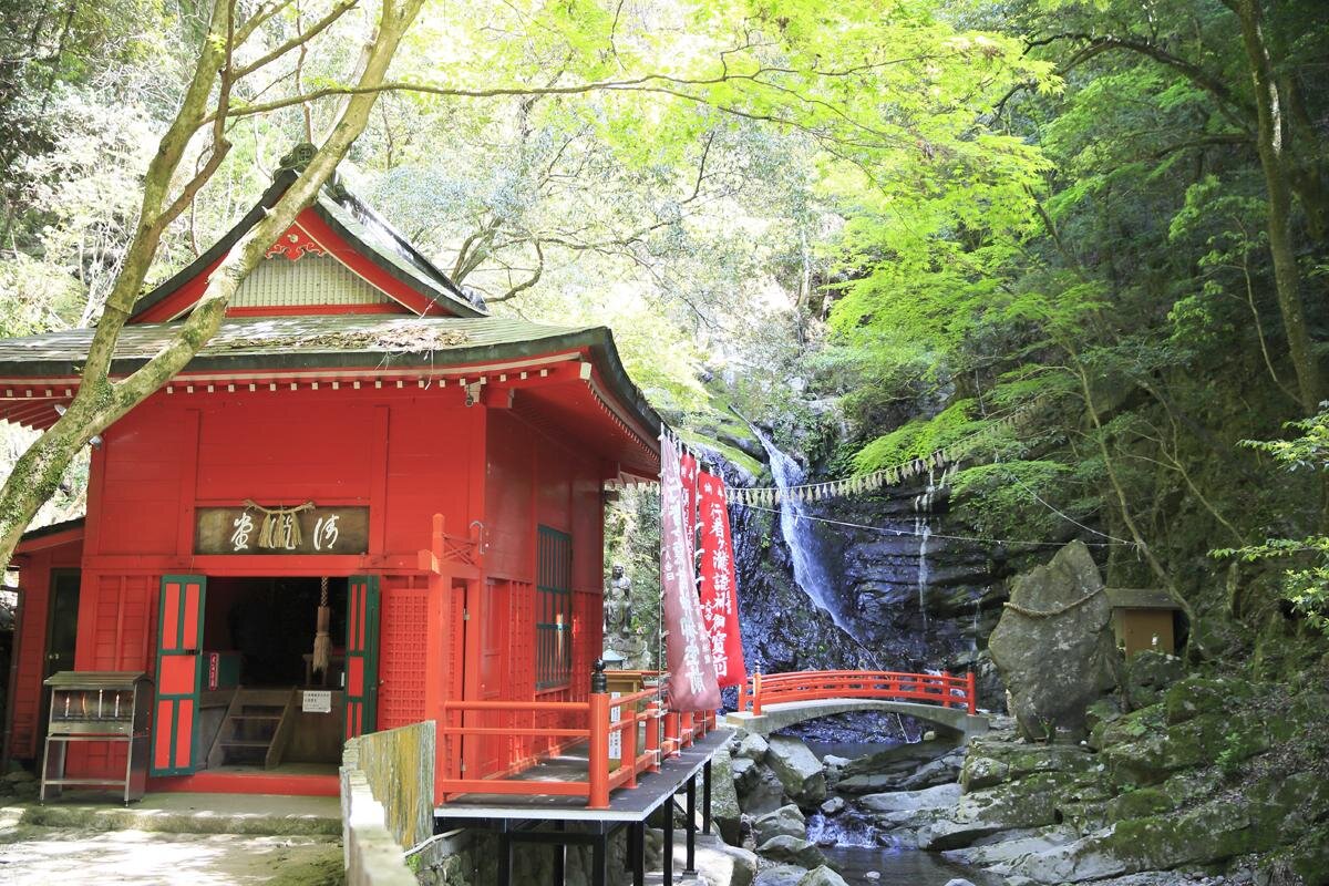七宝瀧寺清滝堂と行者の滝「犬鳴山」（大阪府泉佐野市）