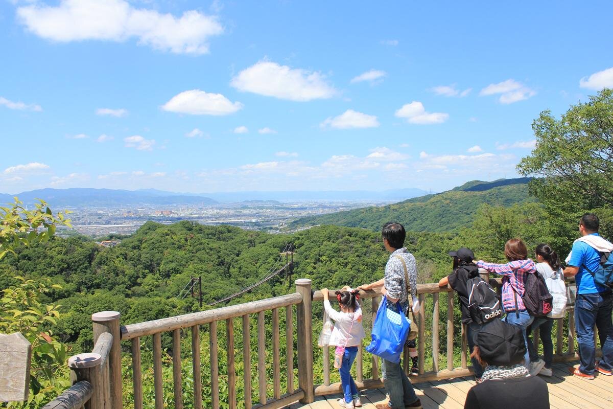 展望デッキから「星のブランコ」を望む景色もおすすめ「ほしだ園地」（大阪府交野市）