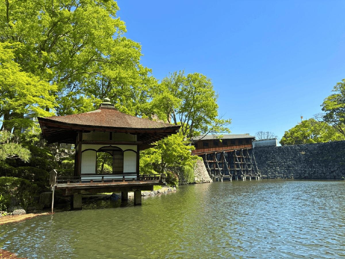 障子張りの火灯窓（かとうまど）の「鳶魚閣」「西之丸庭園」（和歌山市）