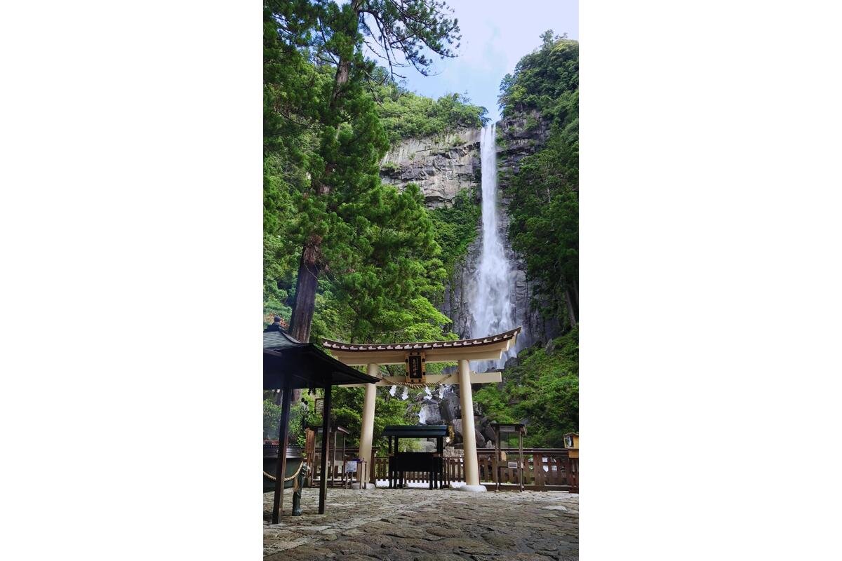 迫力の「那智の滝」（和歌山県那智勝浦町）（提供：熊野那智大社）