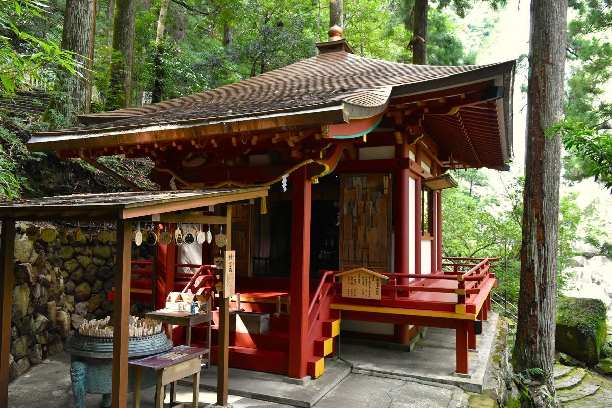 御瀧本祈願所は、那智御瀧や修験にまつわる神様をまつる建物「那智の滝」（和歌山県那智勝浦町）（提供：熊野那智大社）