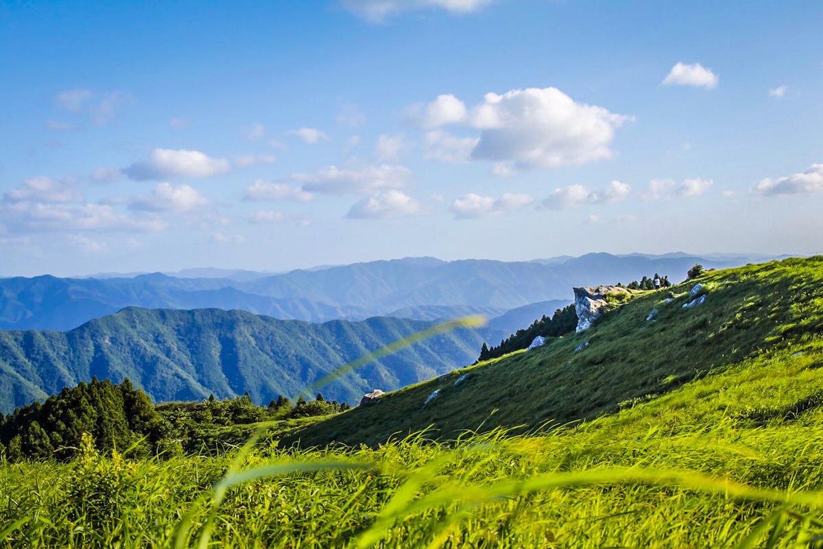 新緑の絶景が楽しめる「生石高原」・右奥に見えているのが「火上げ岩」（和歌山県紀美野町）