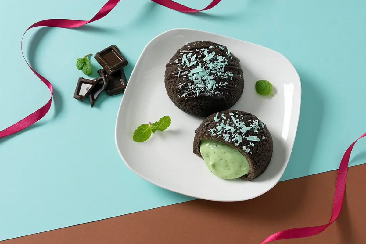 「ビアードパパ」全国7店舗限定で販売される「チョコミントシュー」（320円）