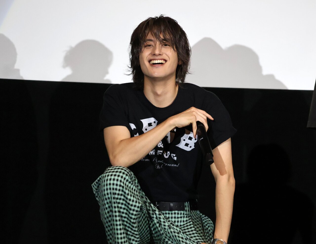 爆笑する小島健さん（５月25日、大阪市北区）