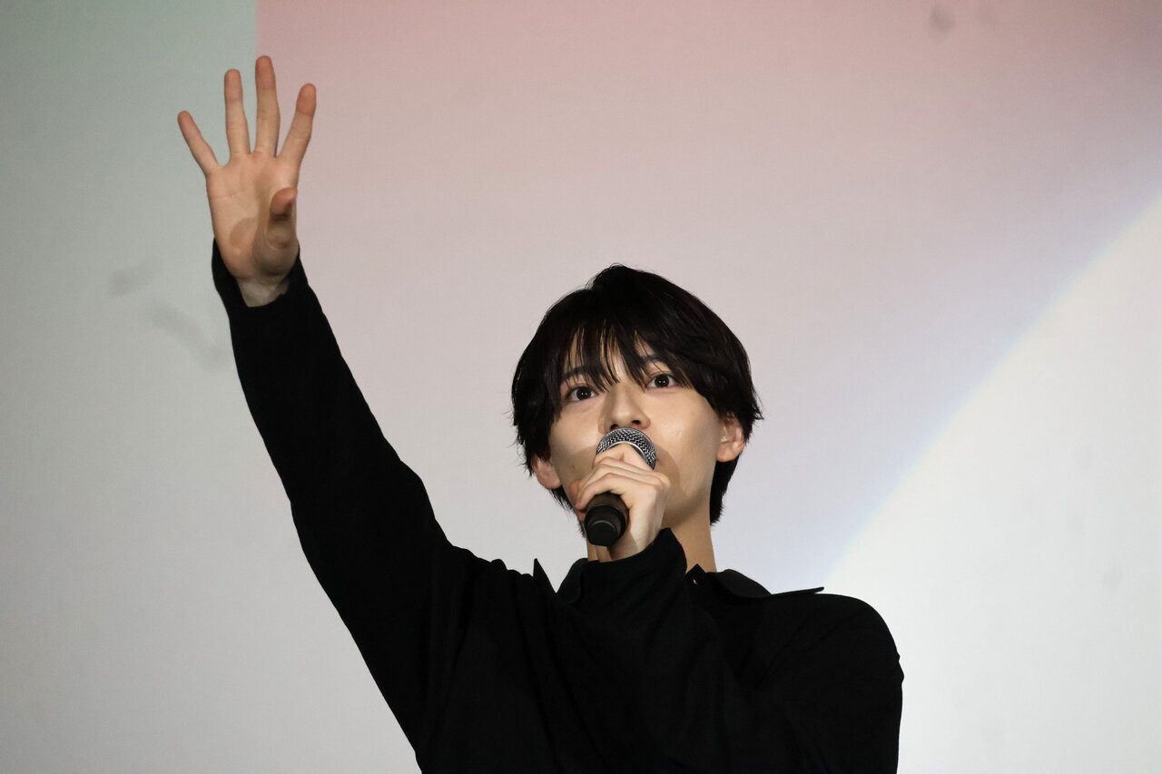 撮影秘話を語る西村拓哉さん（５月25日、大阪市北区）