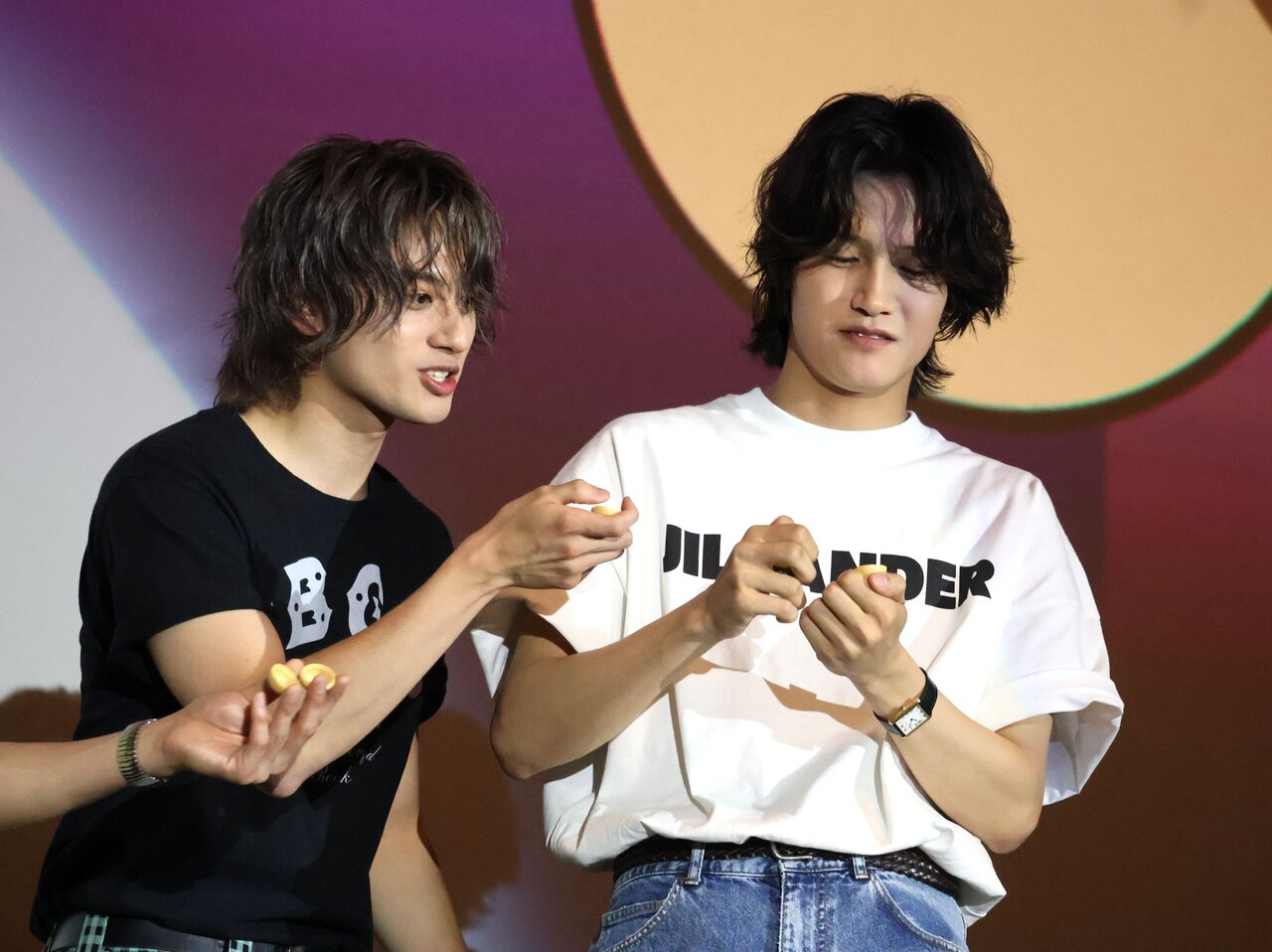 佐野さん（右）のクジの結果を気にする小島さん（５月25日、大阪市北区）