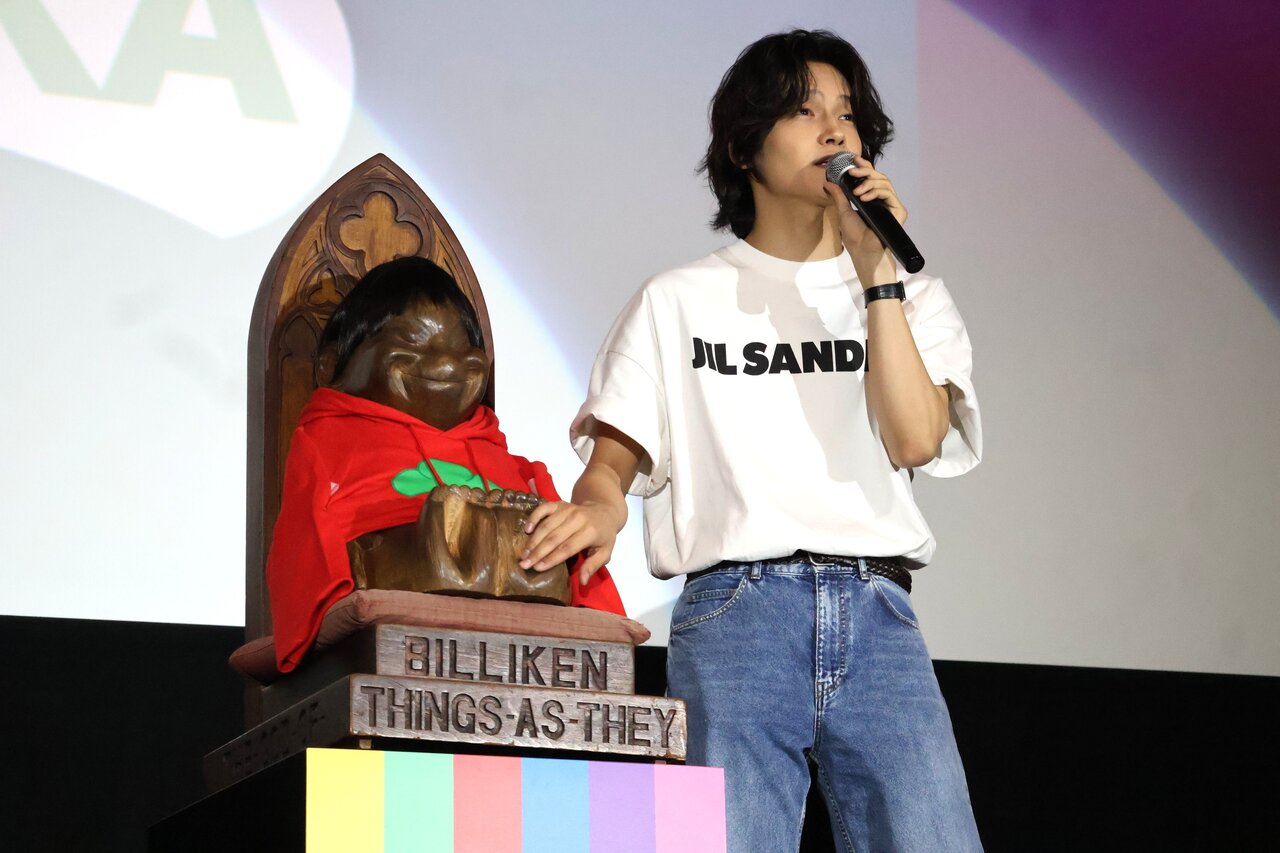 ビリケンさんに告白する佐野晶哉さん（５月25日、大阪市北区）