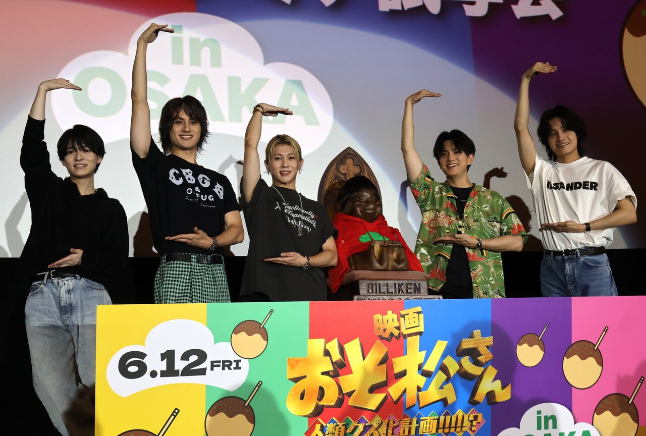 Aぇ！groupの４人と関西ジュニアの西村拓哉さんがサプライズ登場（５月25日、大阪市北区）