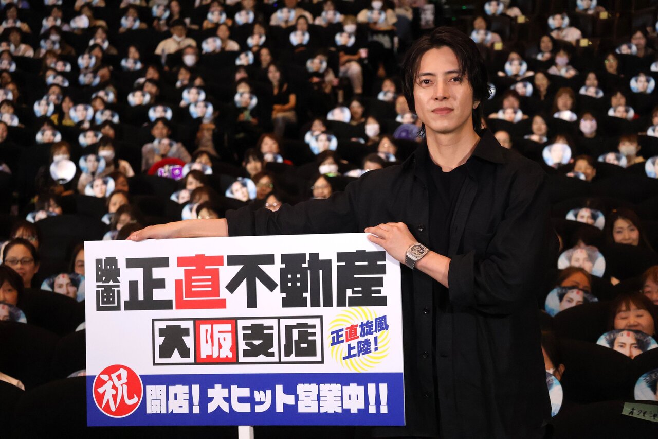 舞台挨拶に登場した山下智久さん（５月26日、大阪市北区）
