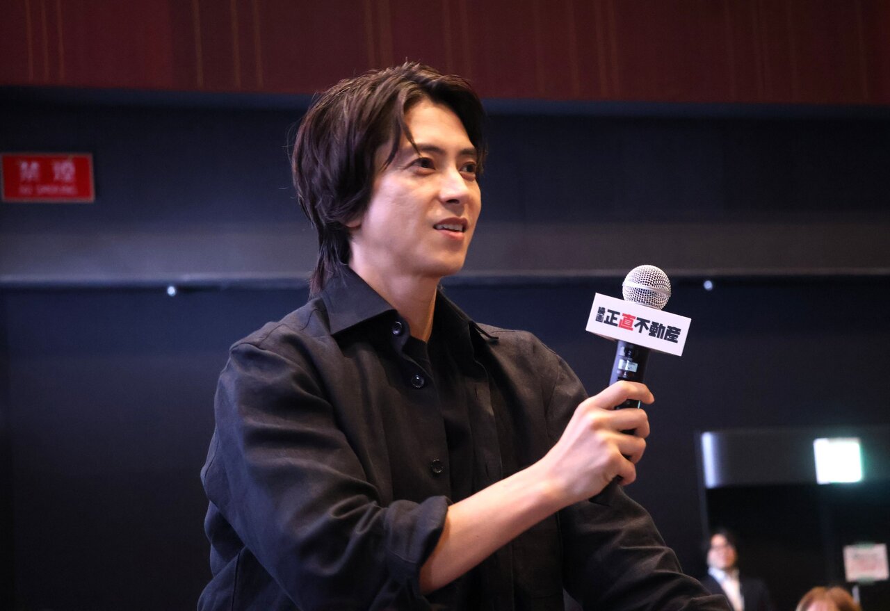 質問者にマイクを渡す山下智久さん（５月26日、大阪市北区）