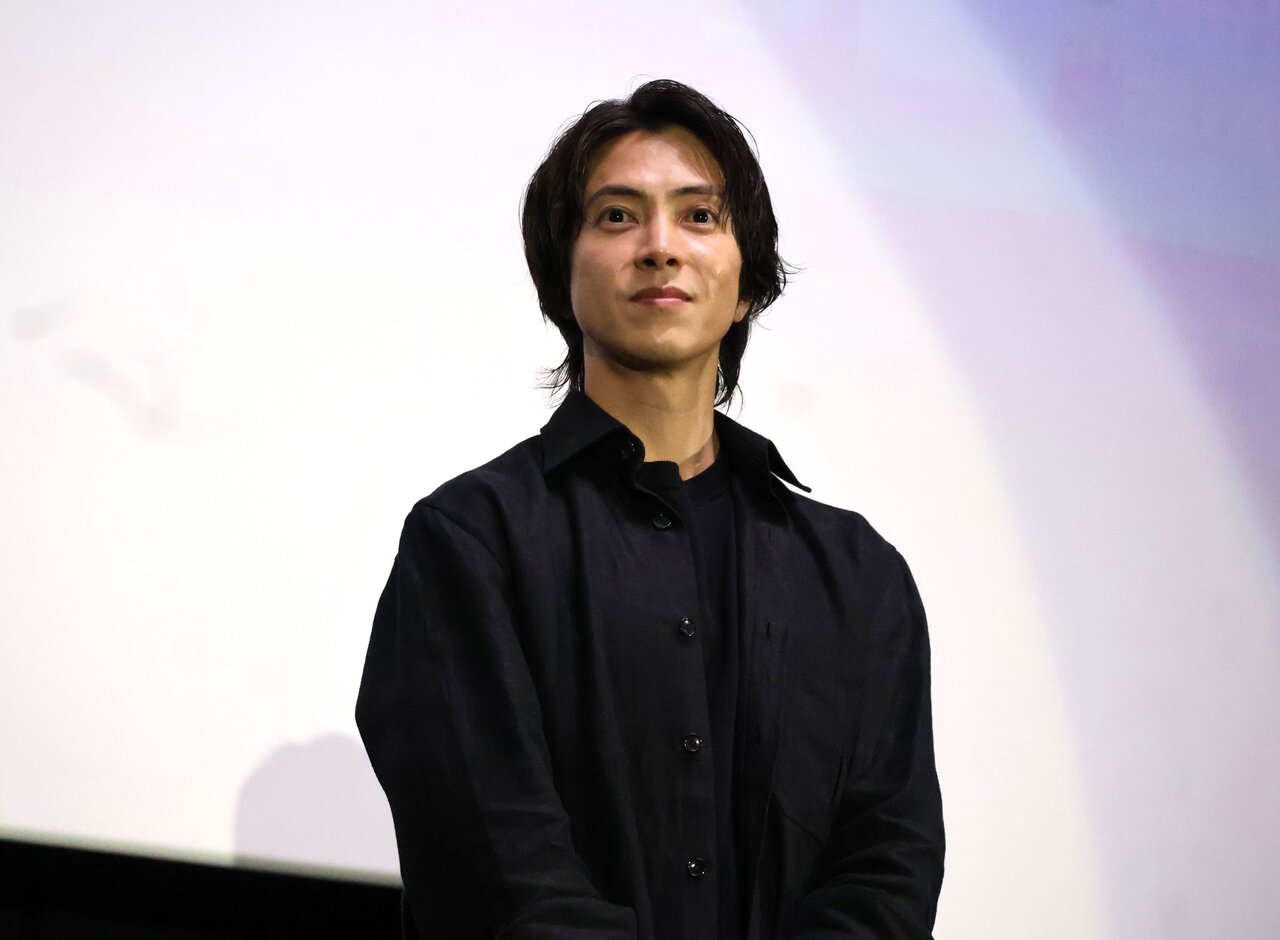 撮影を振り返る山下智久さん（５月26日、大阪市北区）