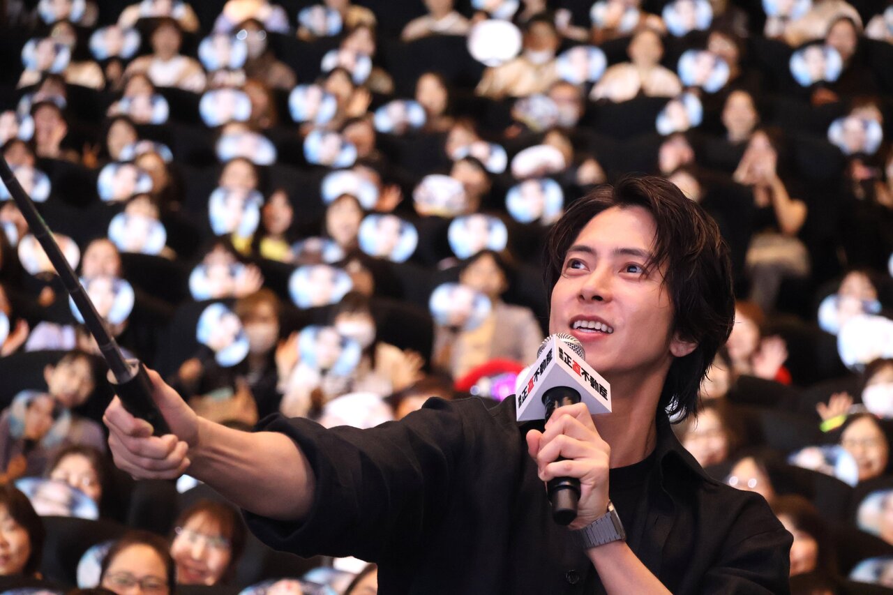 自撮り棒を手にファンとの撮影を楽しむ山下智久さん（５月26日、大阪市北区）