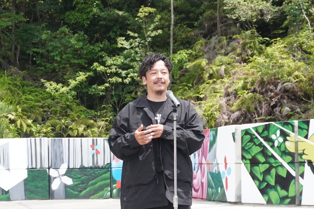 ミューラルアーティストのKAC氏（2026年5月・兵庫県三木市）