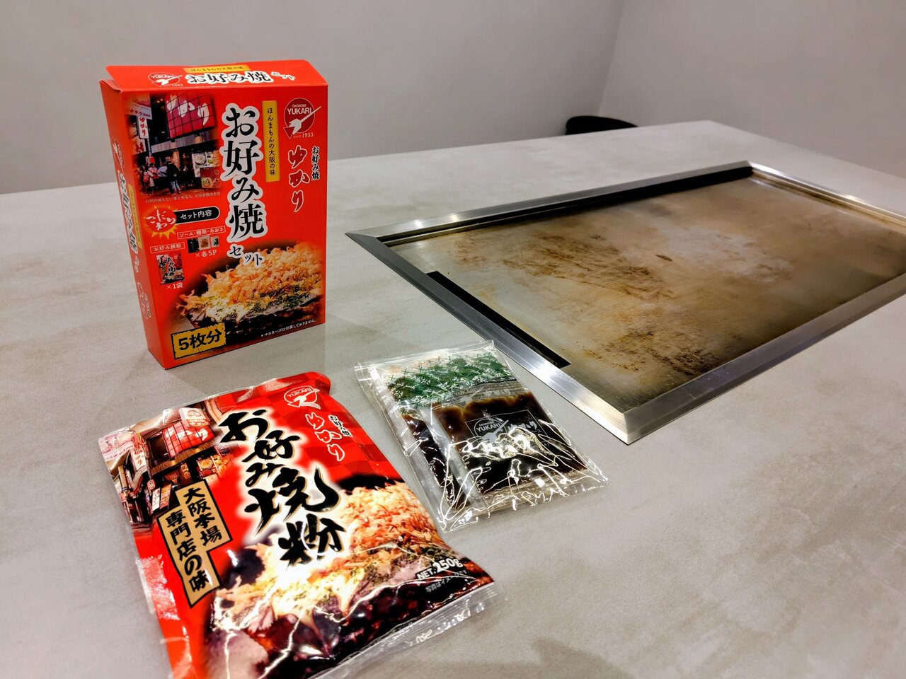 ゆかりのお好み焼きミックス粉付きなのがうれしい（５月27日、大阪市城東区）