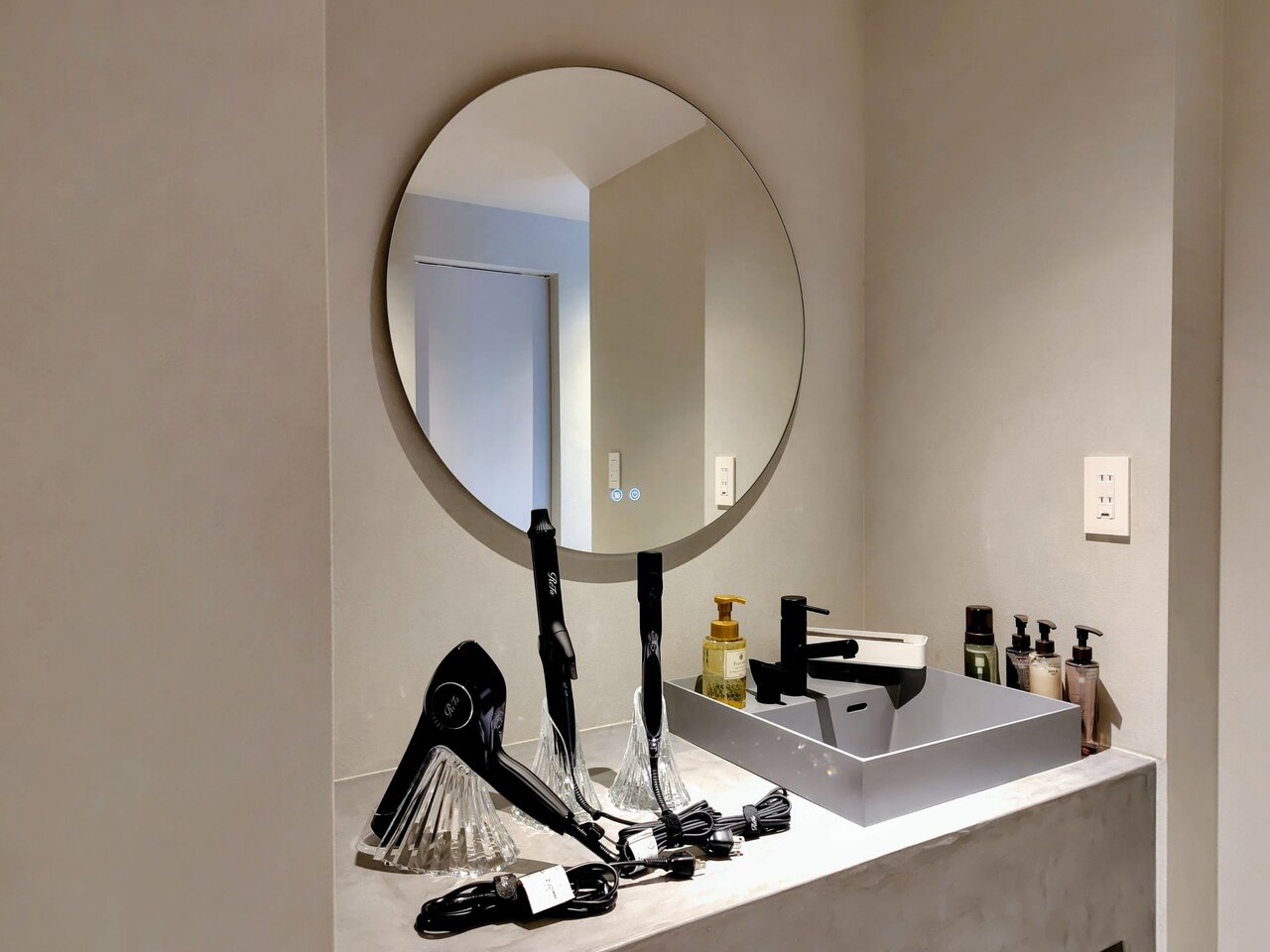 ドライヤーやヘアアイロンはReFaを採用（５月27日、大阪市城東区）