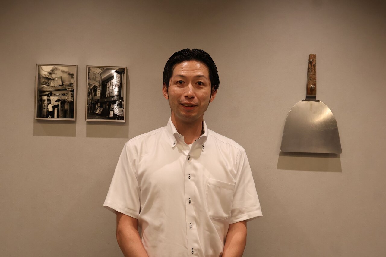 鉄板アートに囲まれる株式会社ゆかりの山下真明社長（５月27日、大阪市城東区）