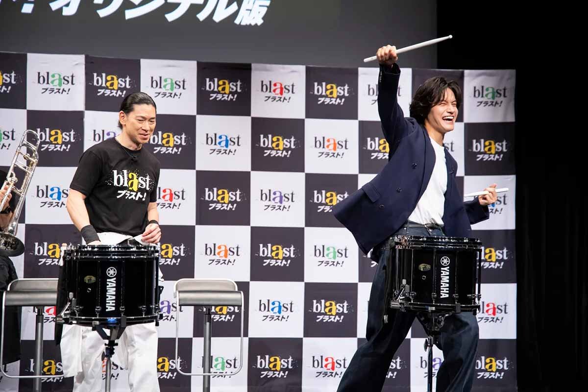 マーチングスネアドラムに挑戦した佐野晶哉（2026年5月、撮影：taro）