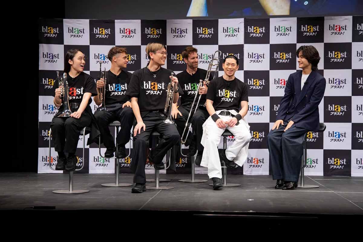 「blast ブラスト！」キャストから自身のプレイを褒められて喜ぶ佐野晶哉（2026年5月、撮影：taro）