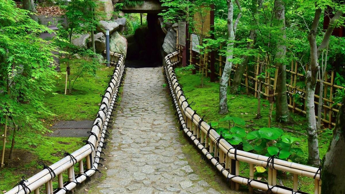 洞窟を抜けた先の景色もおすすめ「相楽園」（神戸市中央区）