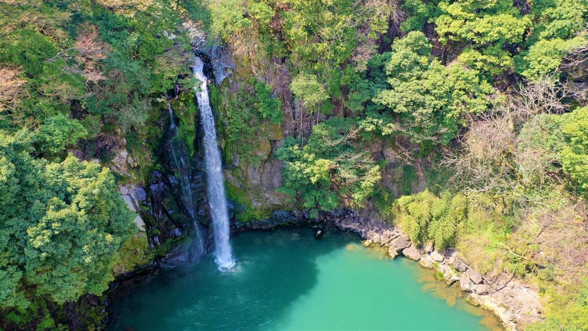 迫力の滝とエメラルドグリーンの滝壺「八反の滝」（兵庫県豊岡市）