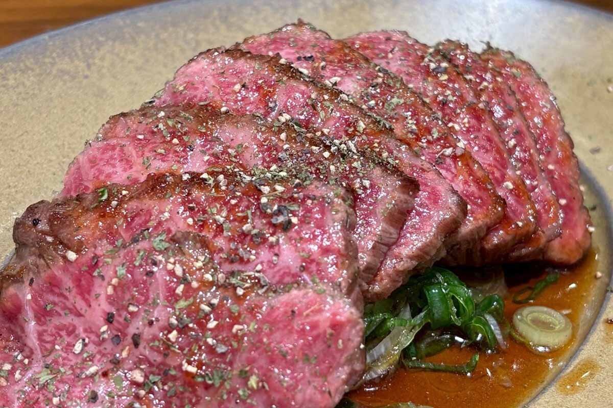 大衆居酒屋「ボクのスタンド」の「黒毛和牛レアステーキ」
