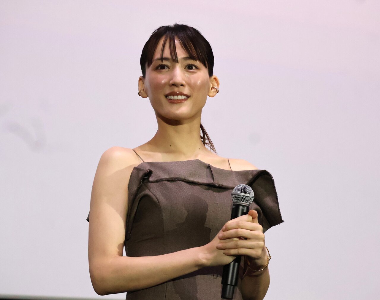 笑顔を見せる綾瀬はるかさん（５月30日、大阪市北区）