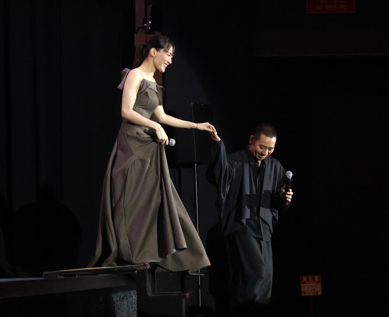 綾瀬はるかさんをエスコートする大悟さん（５月30日、大阪市北区）