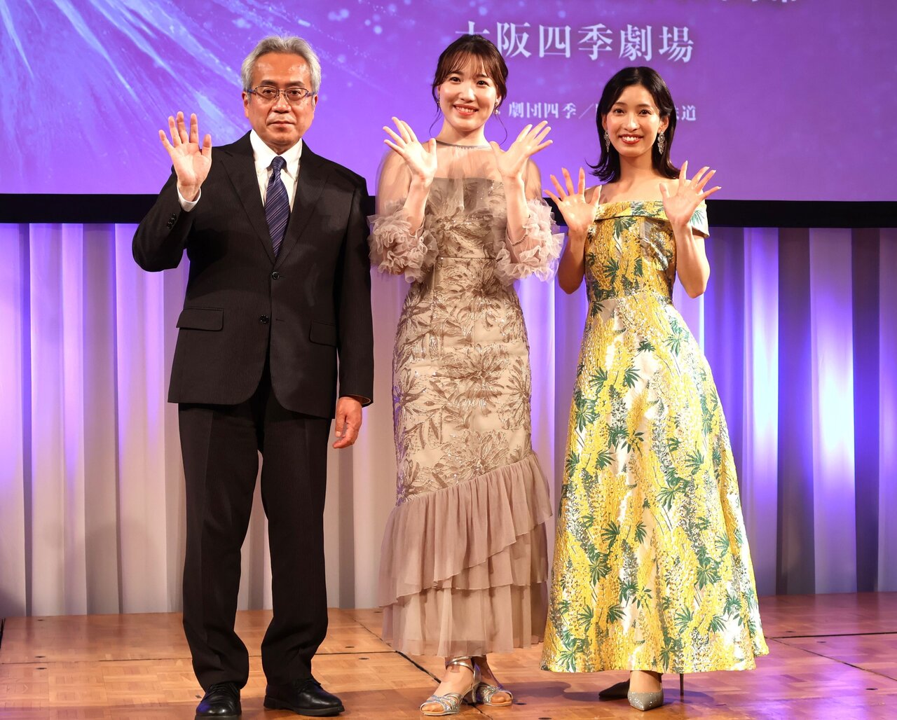 製作発表会に出席した（左から）劇団四季の吉田智誉樹社長、中原詩乃さん、海沼千明さん（６月１日、大阪市北区）
