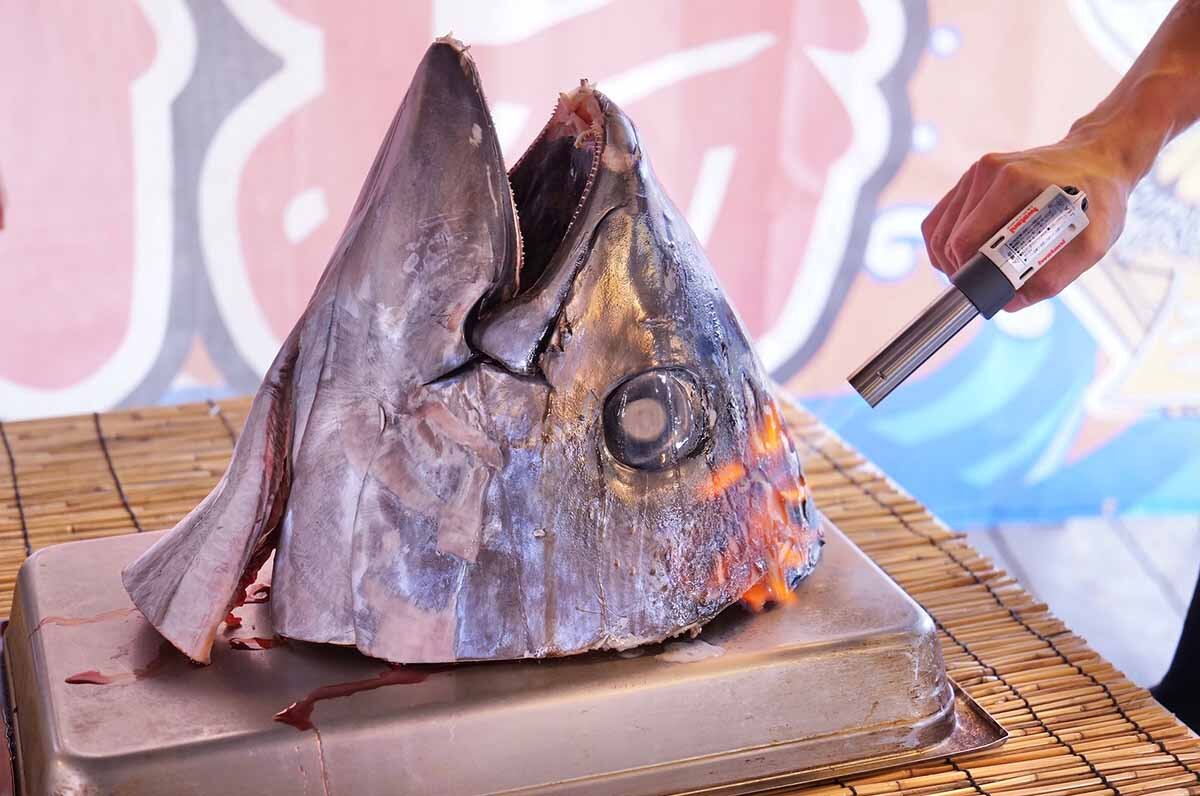 予定されている「まぐろのカブトの炙り焼きショー」