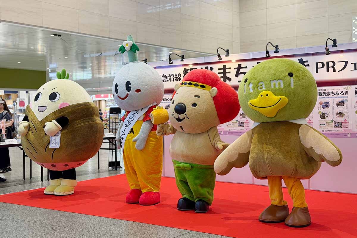 左から「阪急沿線観光まちあるき2026」紹介フェアに参加した日向市のいいとこPR隊 りん、吹田市のすいたん、池田市のふくまるくん、伊丹市たみまる（2026年6月撮影・大阪市北区）