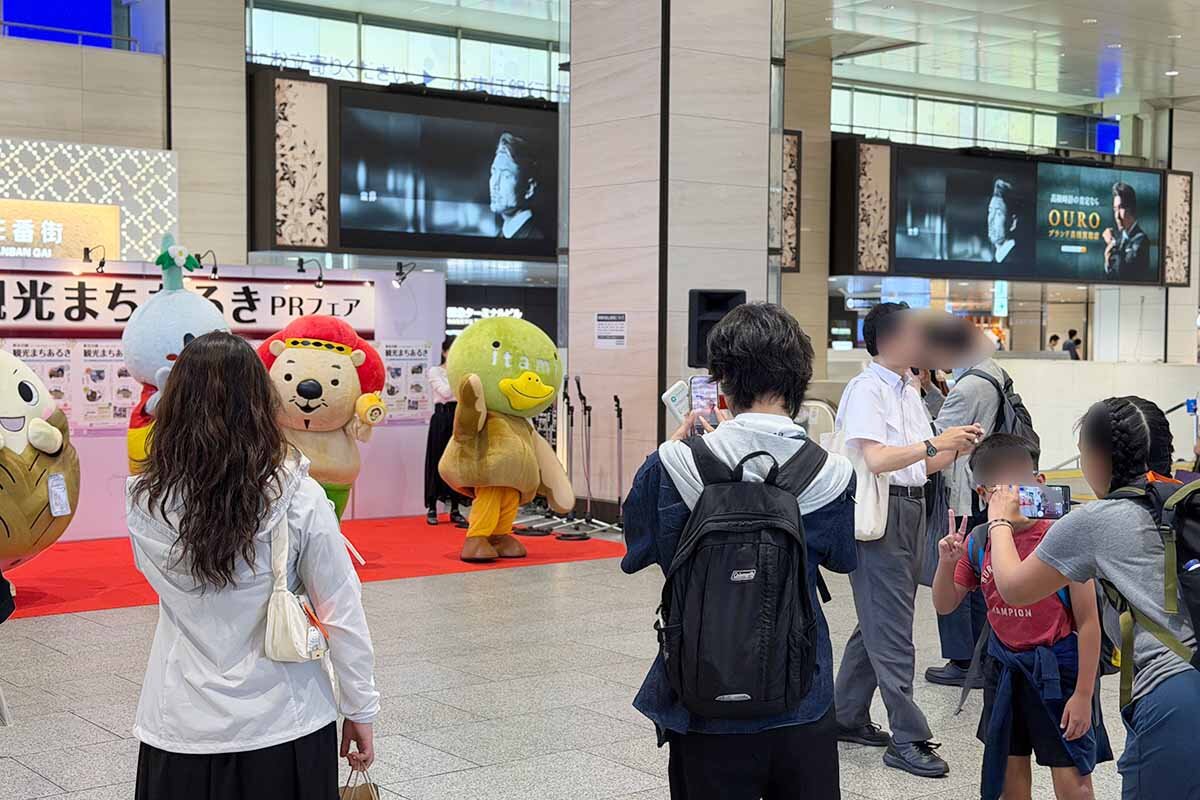 会場では写真を撮る人が集まりにぎやかに（2026年6月撮影・大阪市北区）