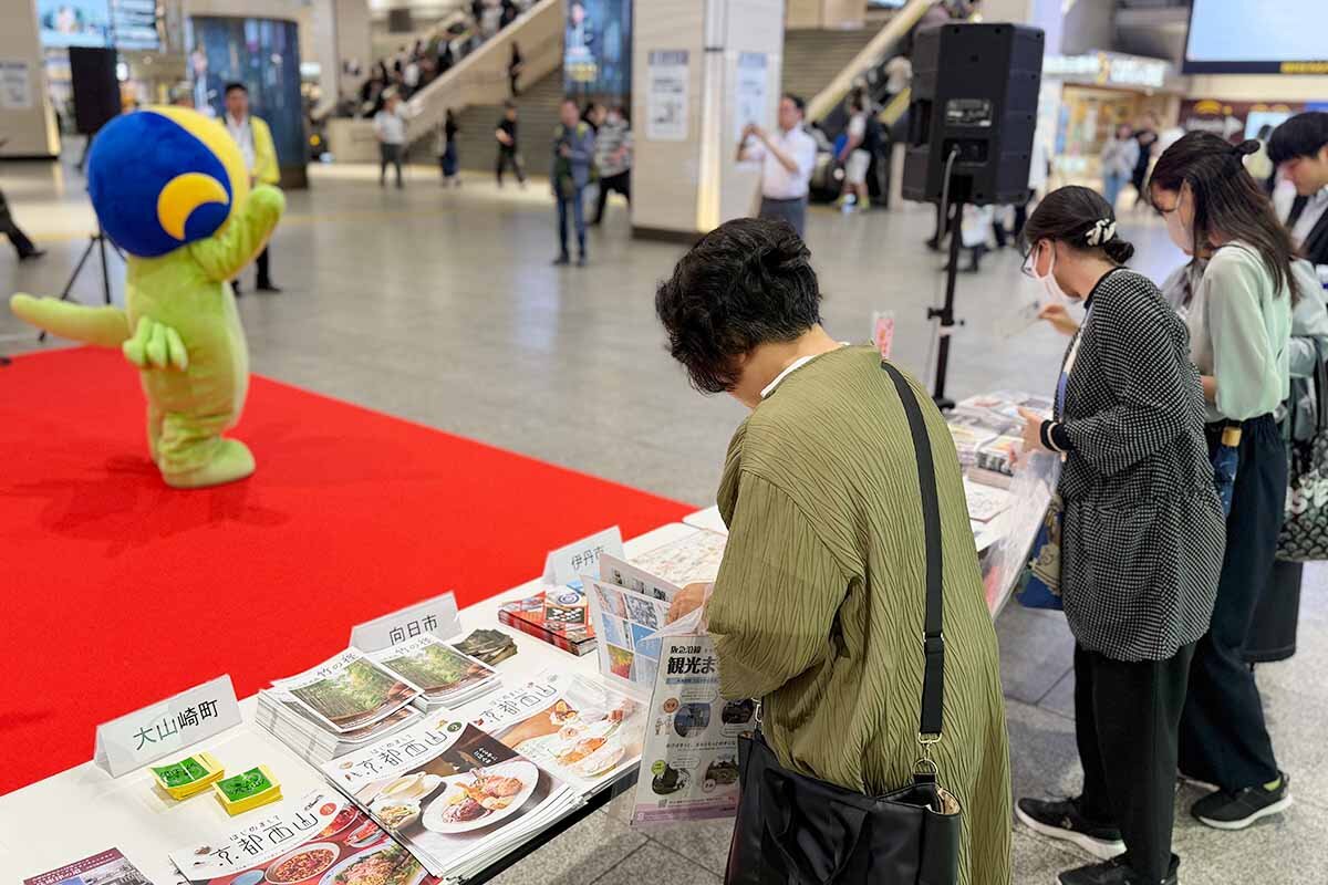 会場では各自治体による観光紹介などの資料が配布されています（2026年6月撮影・大阪市北区）