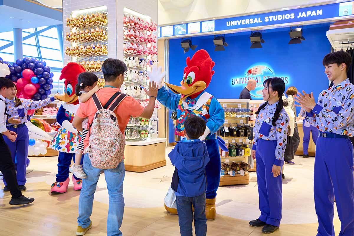 オープニング・セレモニーに参加し、来店者らを迎え入れるウッディー・ウッドペッカーやウィニー・ウッドペッカー　画像提供：ユニバーサル・スタジオ・ジャパン