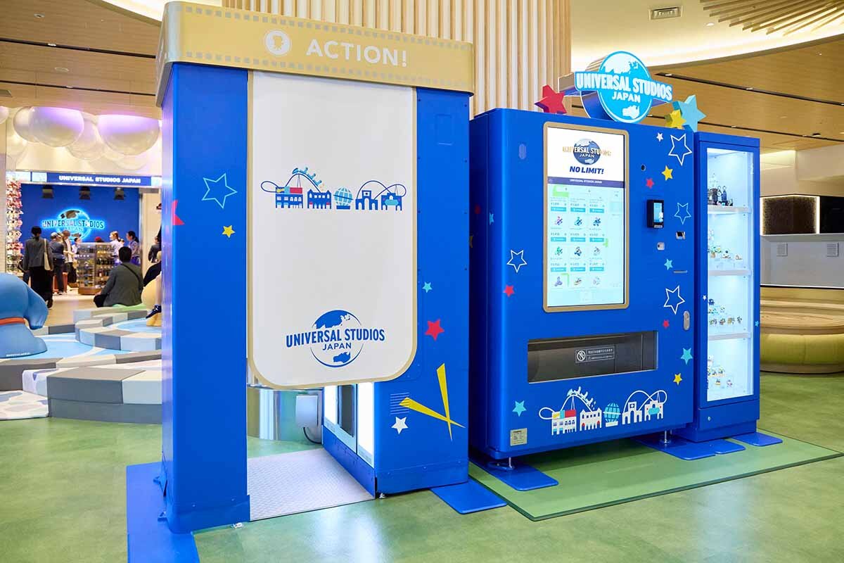 「ユニバーサル・スタジオ・ストア 関西国際空港店」に併設されたフォトブースと自動販売機