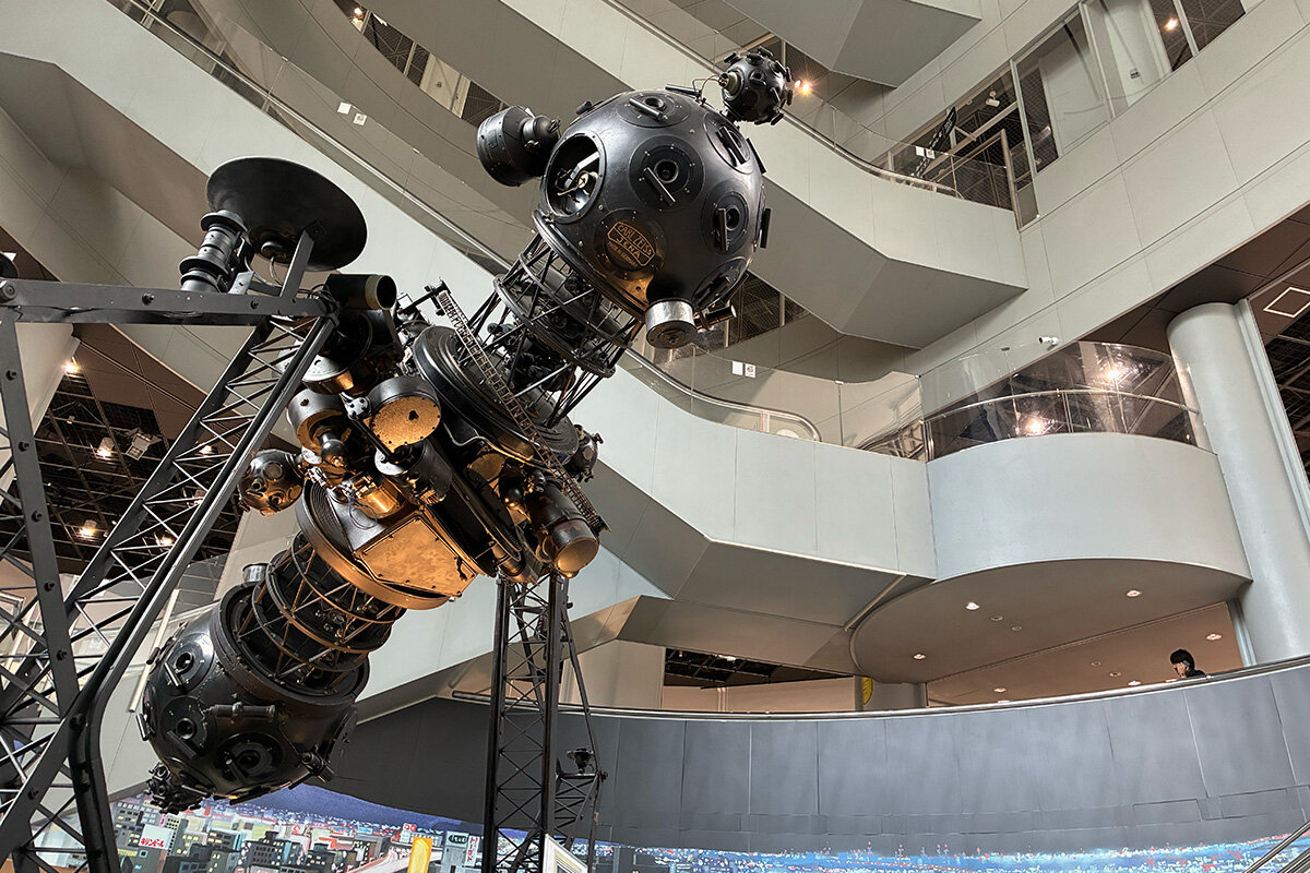 日本初のプラネタリウム投影機「ツアイスⅡ型」が展示されている、「大阪市立科学館」の地下1階フロア（大阪市北区） 