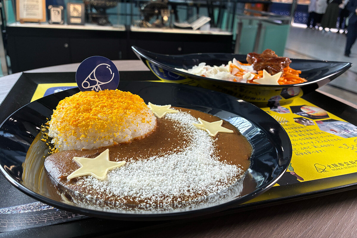 黄色のふりかけで満月に見立て、チーズで星をイメージした「天の川チーズカレー」（大阪市立科学館、2026年6月）