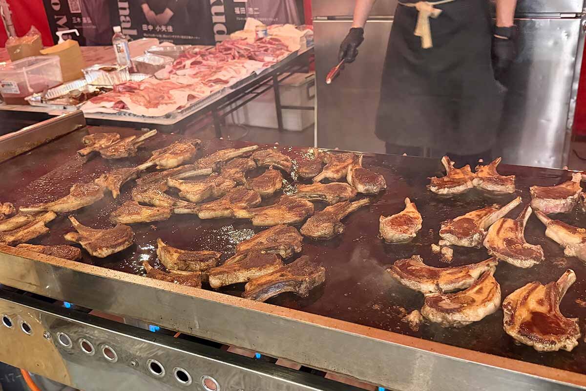 次から次と豪快に焼き上げるラムチョップ（2026年6月5日撮影・大阪市北区）