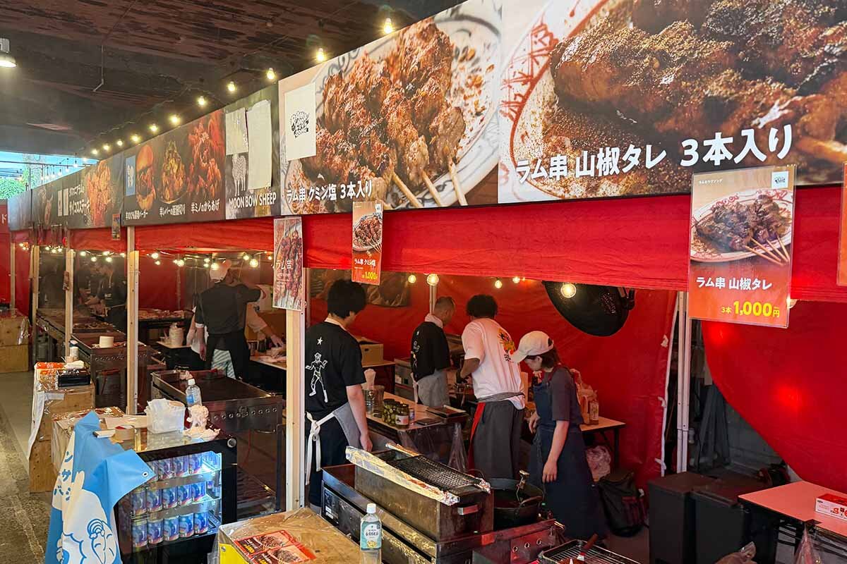 会場にはさまざまな飲食店がラムを使った料理を販売（2026年6月5日撮影・大阪市北区）